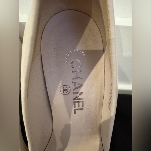 CHANEL Women's Silver and Cream Heels - Picture 4 of 9